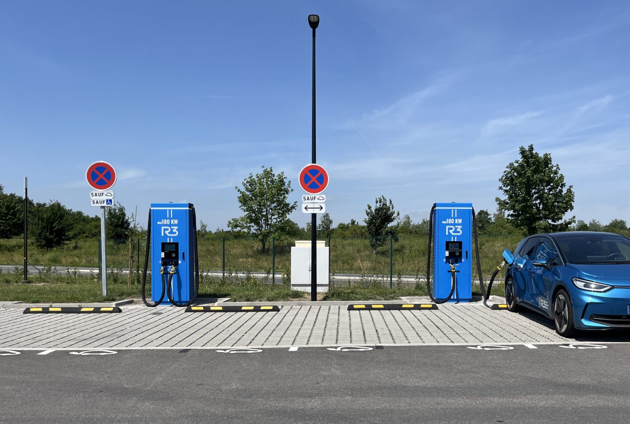 Photo d'une station de borne de recharge R3