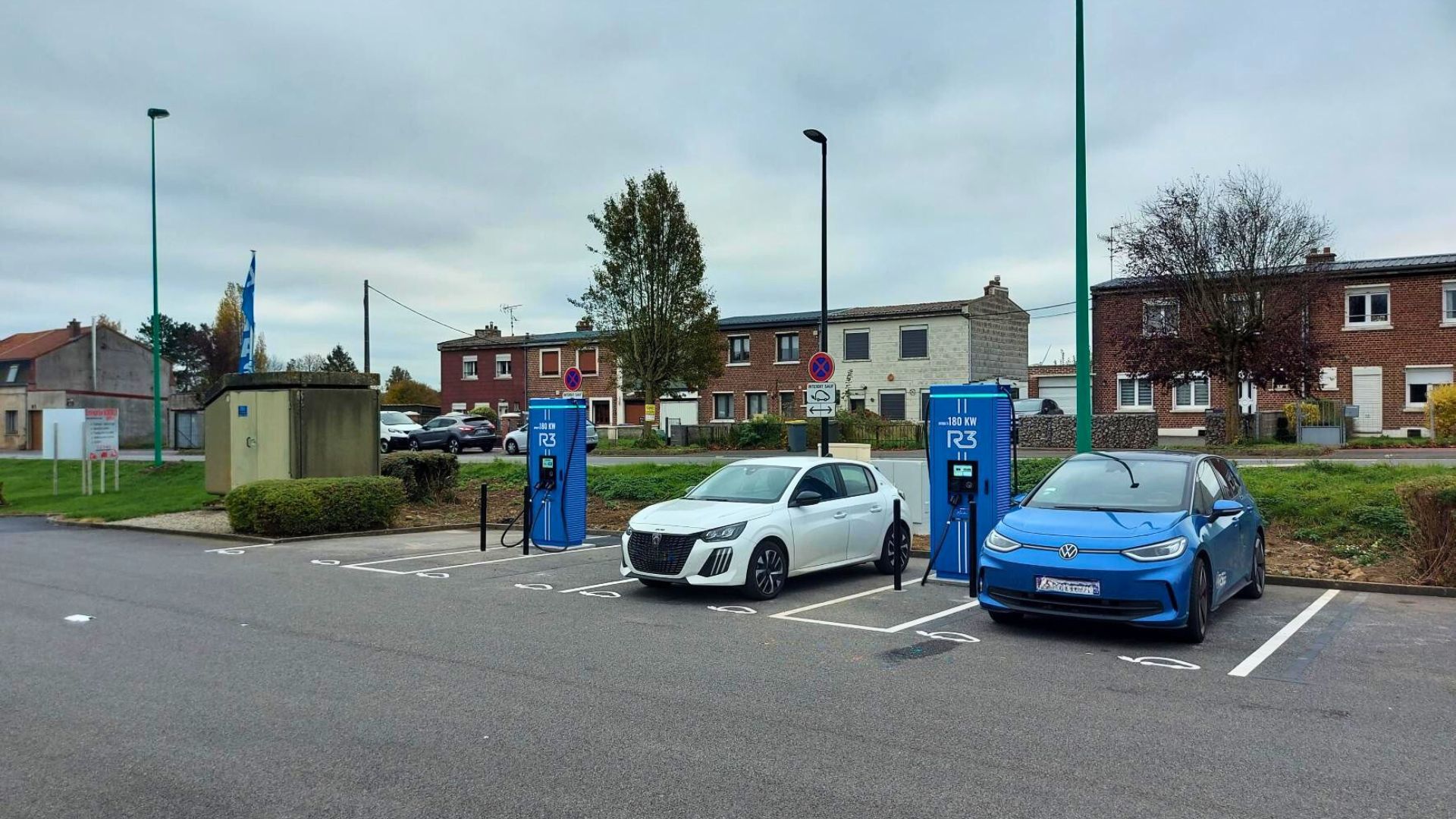 Voiture électrique en charge rapide sur une borne R3 180 kW à la station de Villers-Outréaux