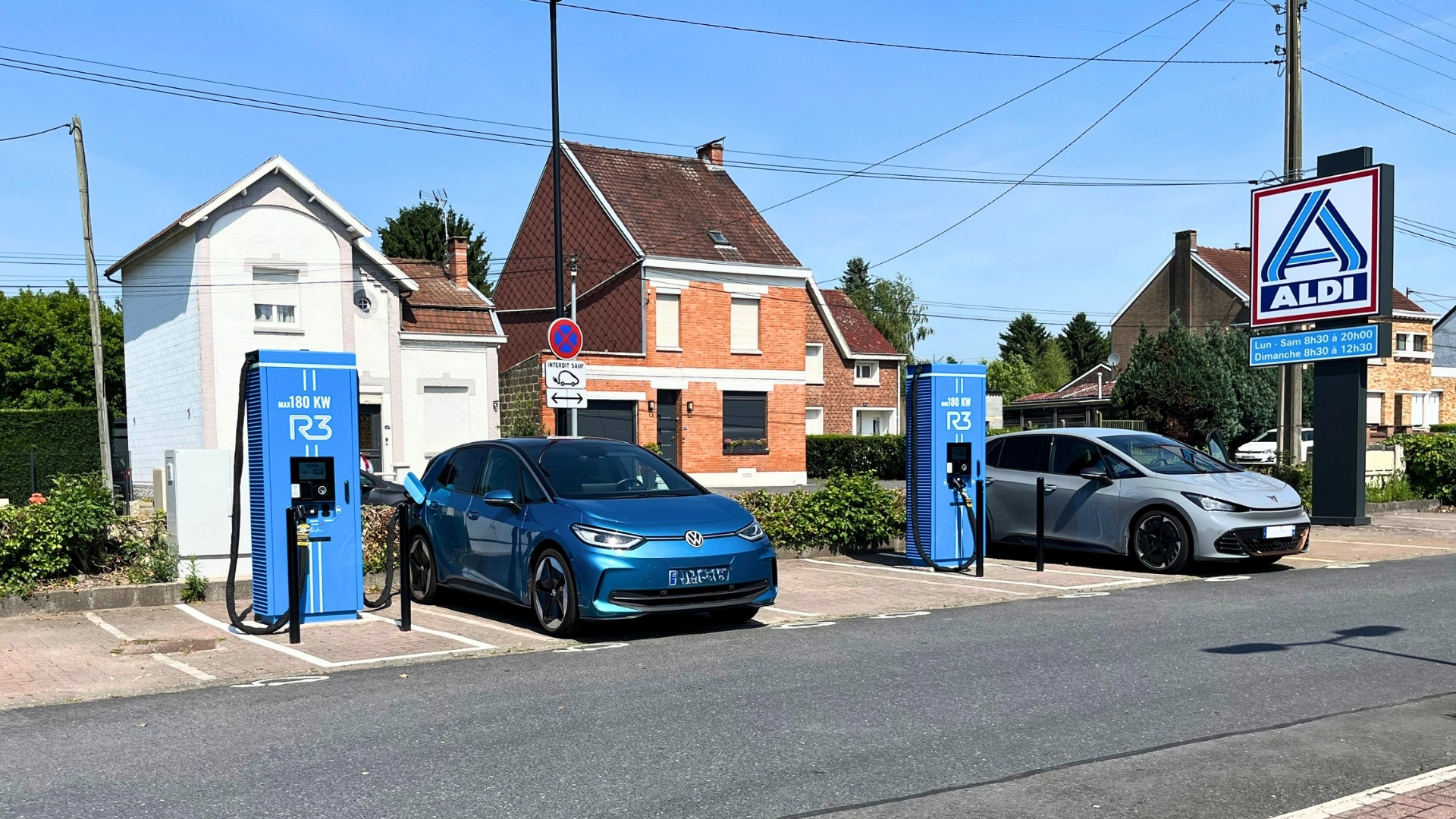 Bornes de recharge rapide R3 180 kW sur un parking, à proximité d'un magasin Aldi