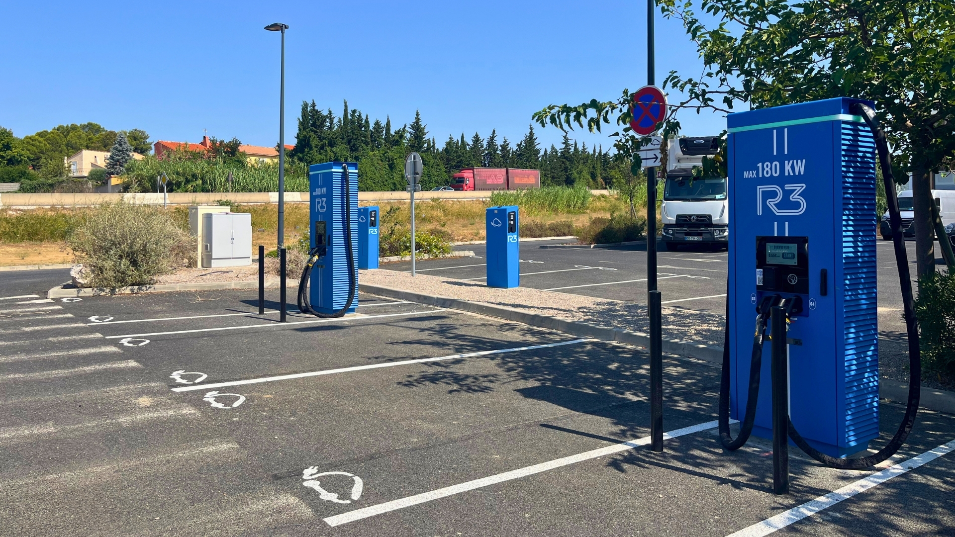 Bornes de recharge rapide R3 180 kW sur une aire d'autoroute
