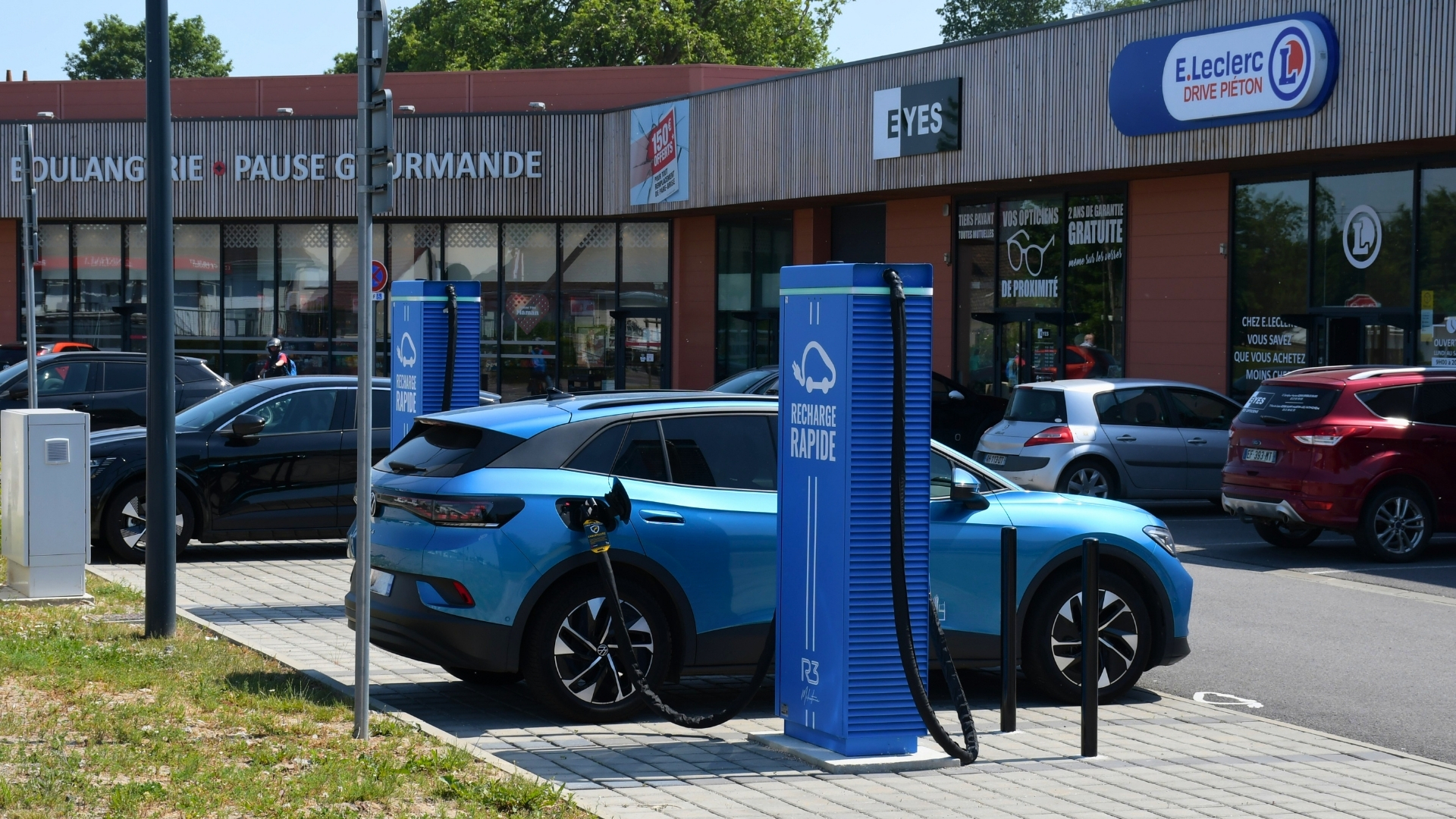 Borne de recharge rapide R3 sur le parking d'un centre commercial E.Leclerc