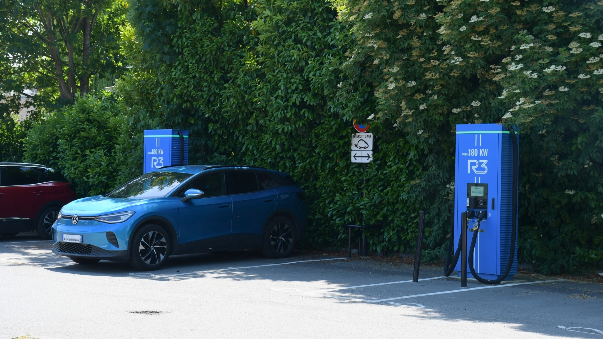Voiture électrique en charge sur une borne de recharge rapide R3 180 kW