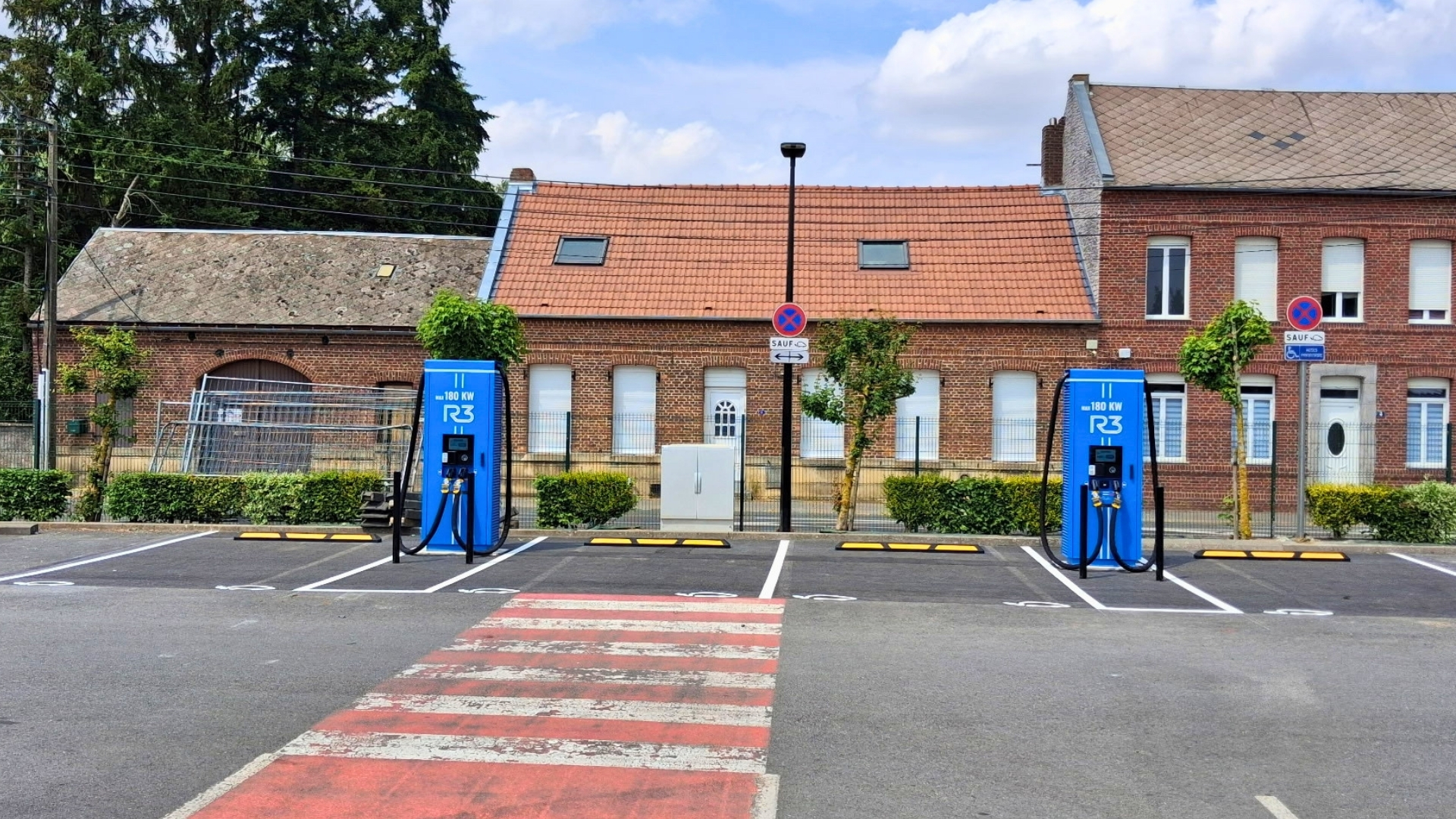 Bornes de recharge rapide R3 180 kW sur le parking de l'Intermarché de Villers-Outréaux